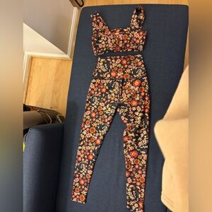 Beyond Yoga spacedye navy floral set (small)